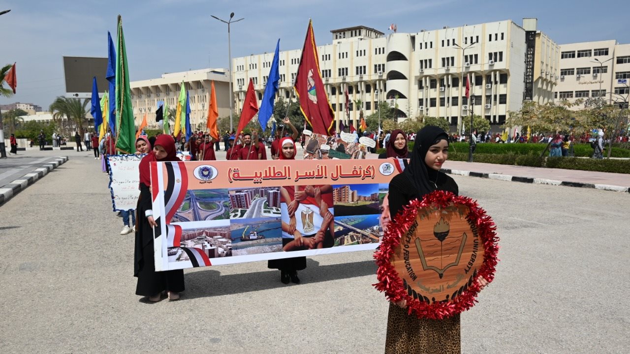 رئيس جامعة الفيوم أثناء العرض