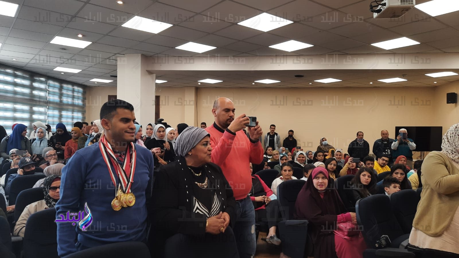 آداب عين شمس تكرم أمهات الطلاب ذوي الهمم والعاملات