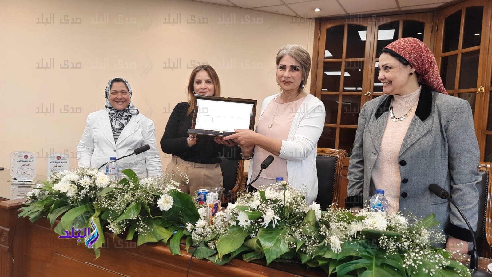 آداب عين شمس تكرم أمهات الطلاب ذوي الهمم والعاملات