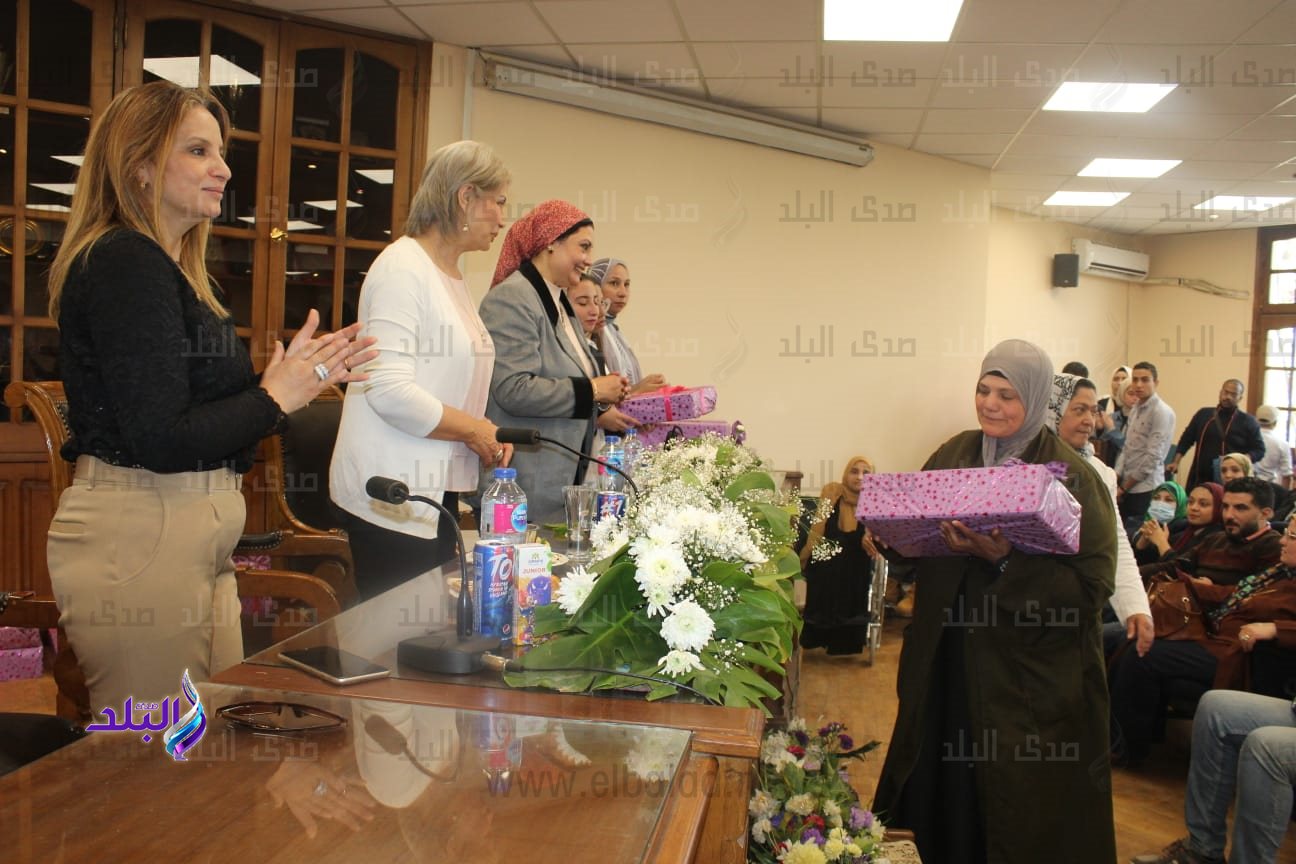 آداب عين شمس تكرم أمهات الطلاب ذوي الهمم والعاملات