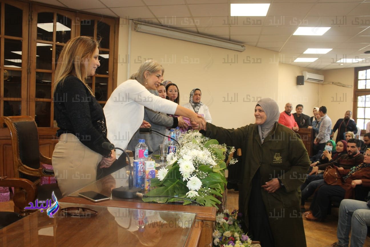 آداب عين شمس تكرم أمهات الطلاب ذوي الهمم والعاملات