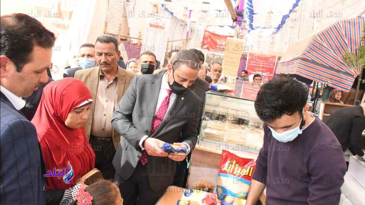 محافظ الفيوم أثناء تفقده المعرض