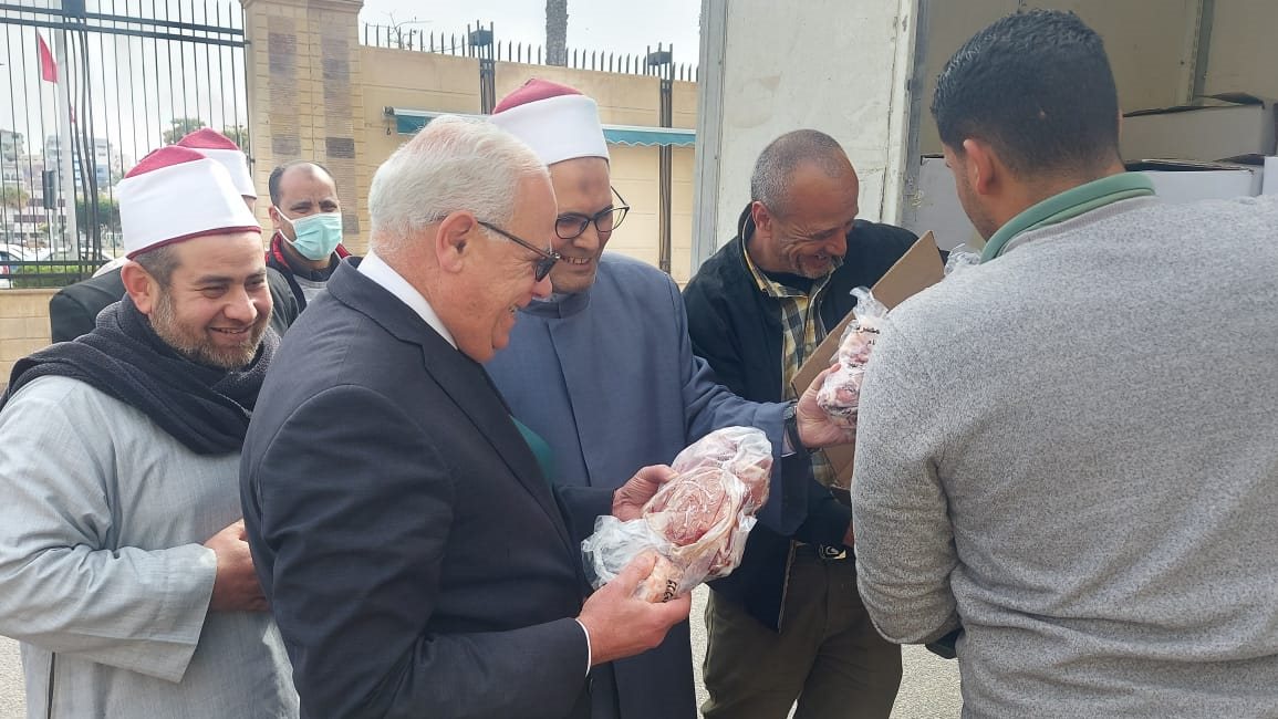 محافظ بورسعيد يثمن ، جهود وزارة الأوقاف لتوزيع صكوك الاطعام