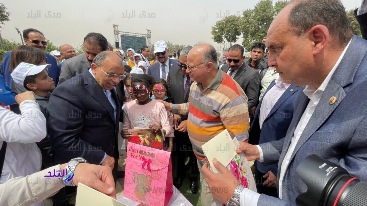 محافظ القاهرة ووزير التنمية يوزعان الهدايا على الأطفال الأيت