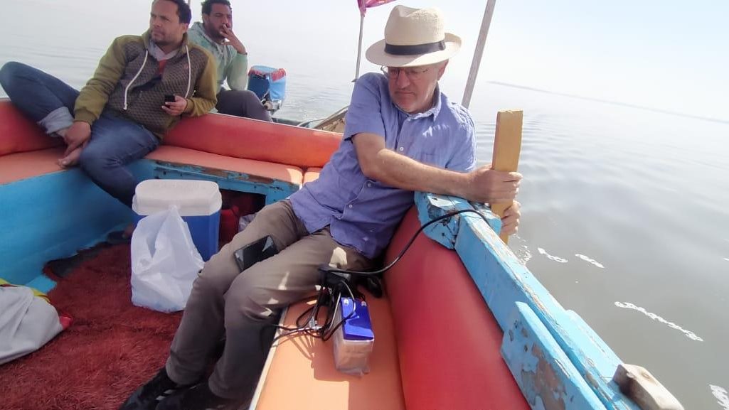 البعثة أثناء بحثها عن السد