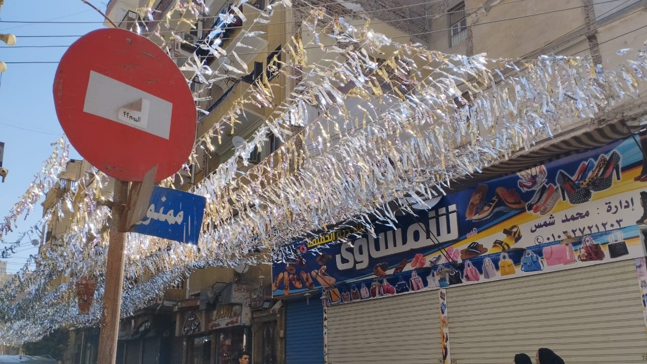 أهالي المنيا يعلقون الزينه احتفالا بقدوم رمضان  أهالي المنيا يعلقون الزينه احتفالا بقدوم رمضان