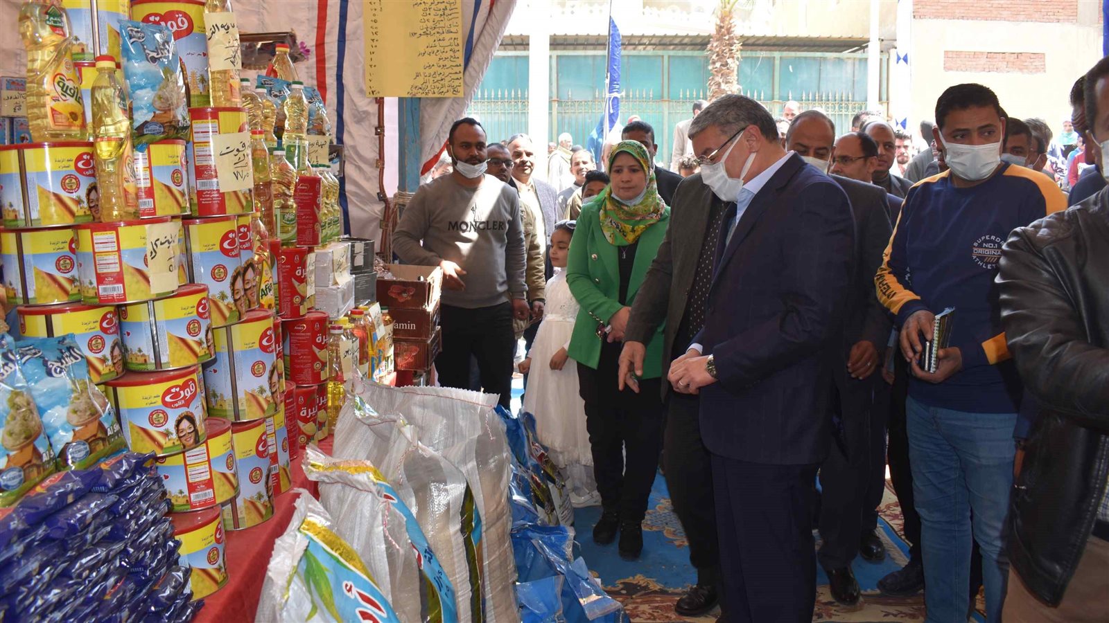 محافظ المنيا يتابع توافر السلع الغذائية 