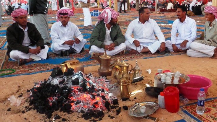 فنجان القهوة مشروب أساسي لدي مواطني سيناء 