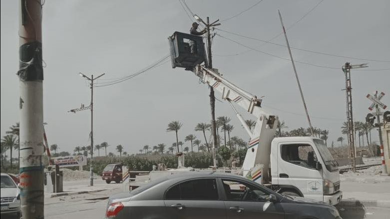 صيانة بأعمدة الإنارة 