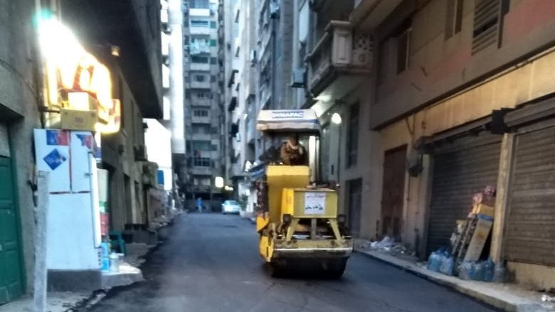 رصف عدد من الطرق شرق الإسكندرية