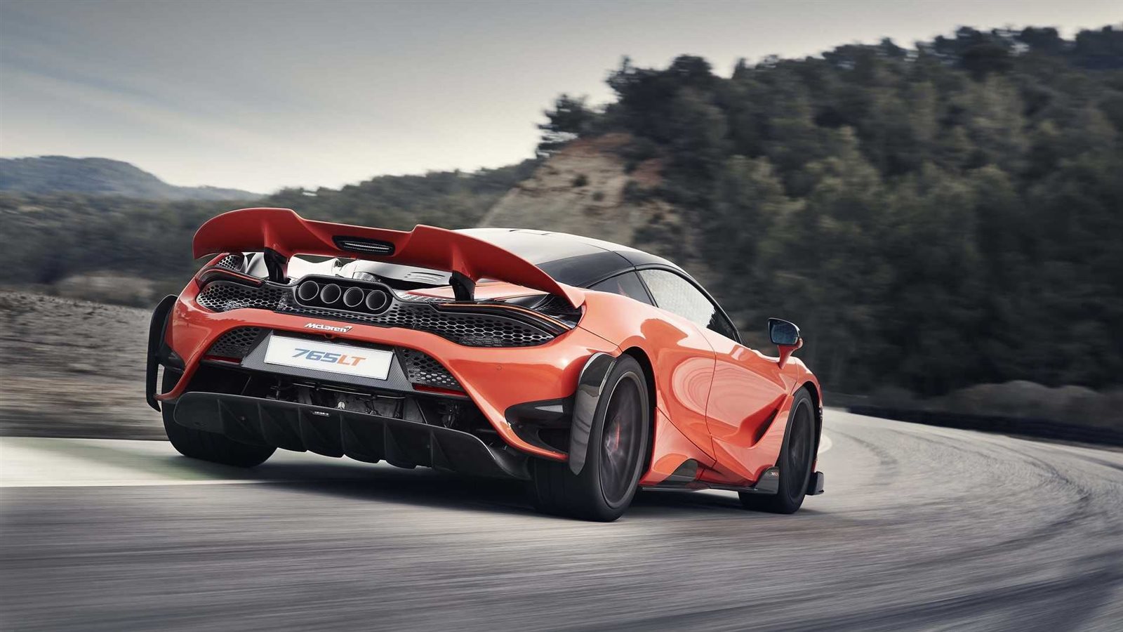 نظرة شاملة عن ماكلارين 765LT الخارقة في السوق الكويتي