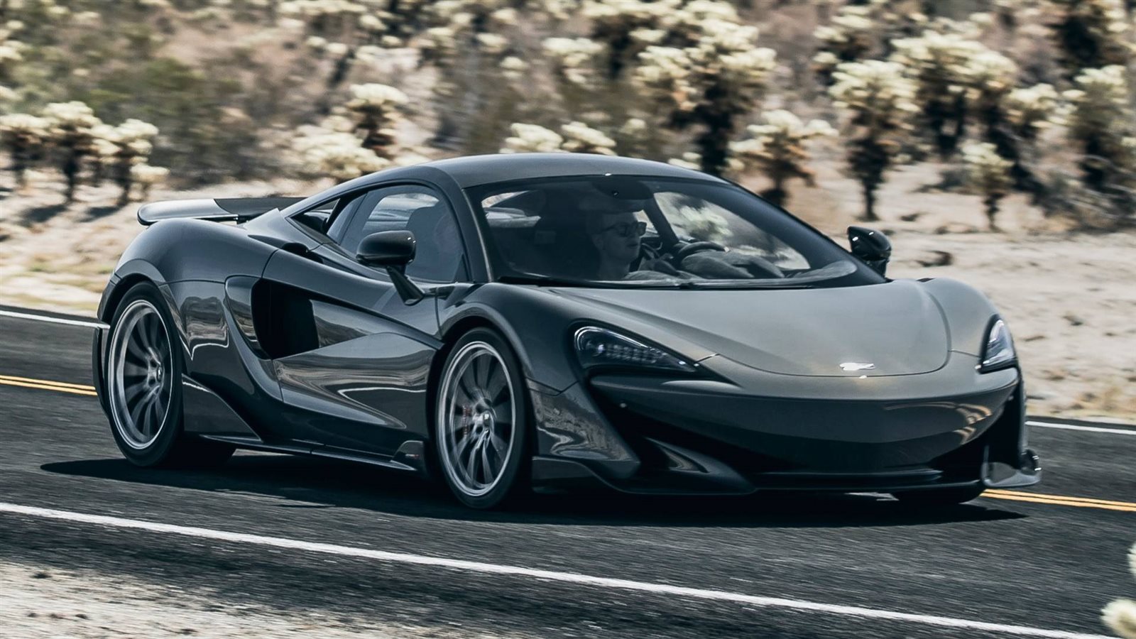 ماكلارين 600LT تتحدى فيراري 812 بمحرك V12 في سباق تسارع 