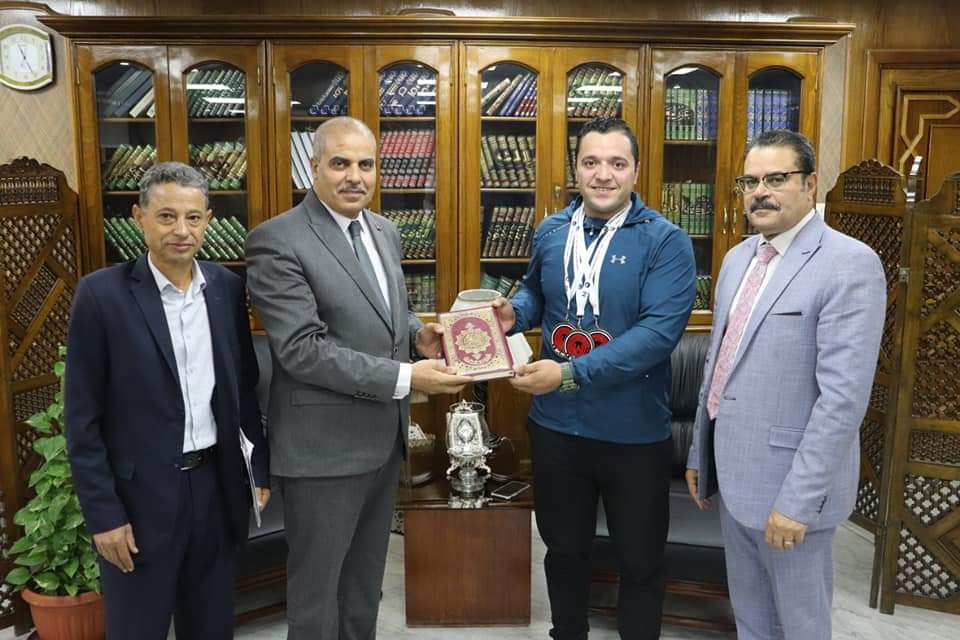 رئيس جامعة الأزهر يكرم عبد الرحمن ذكي الأول على العالم