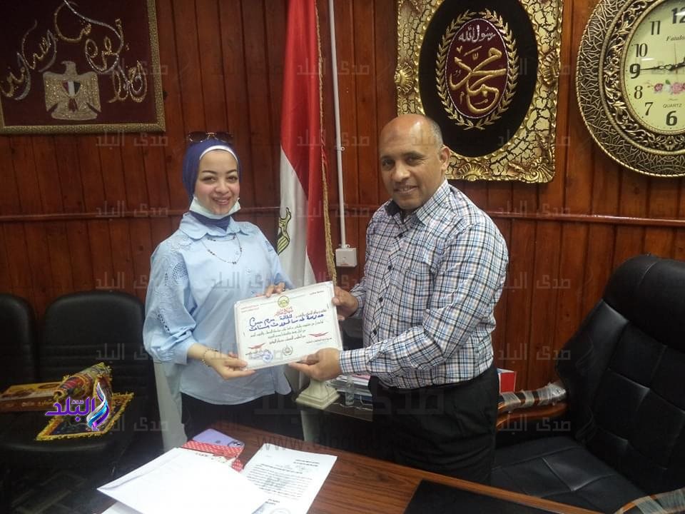 وكيل تعليم مطروح يكرم مريم حسن نجمة برنامج الدوم الفضائي 