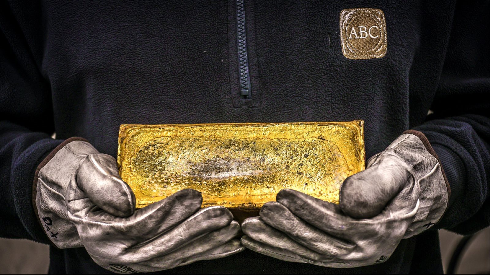 انخفاض أسعار الذهب مع ارتفاع الدولار وعوائد السندات