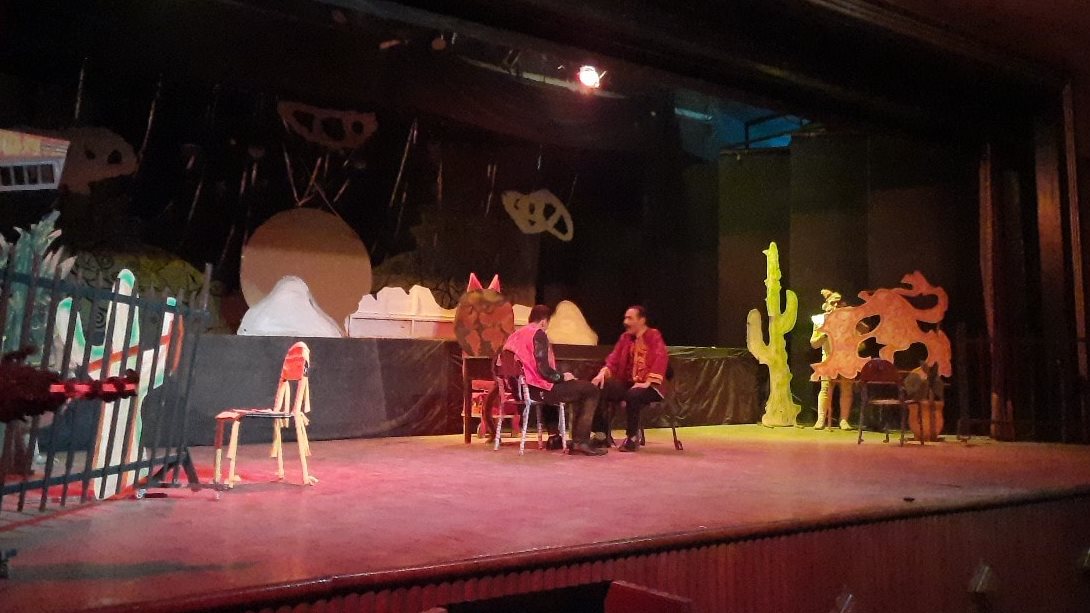 أثناء عرض المسرحية