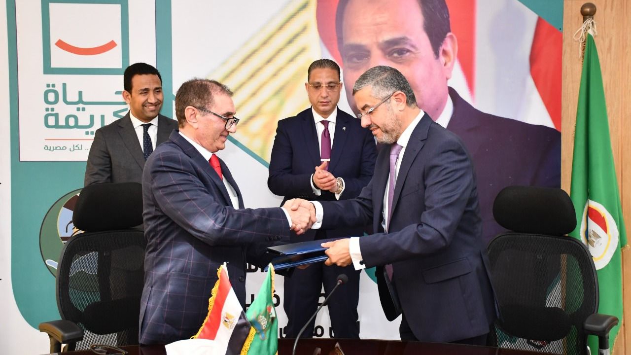 جانب من توقيع البرتكول 