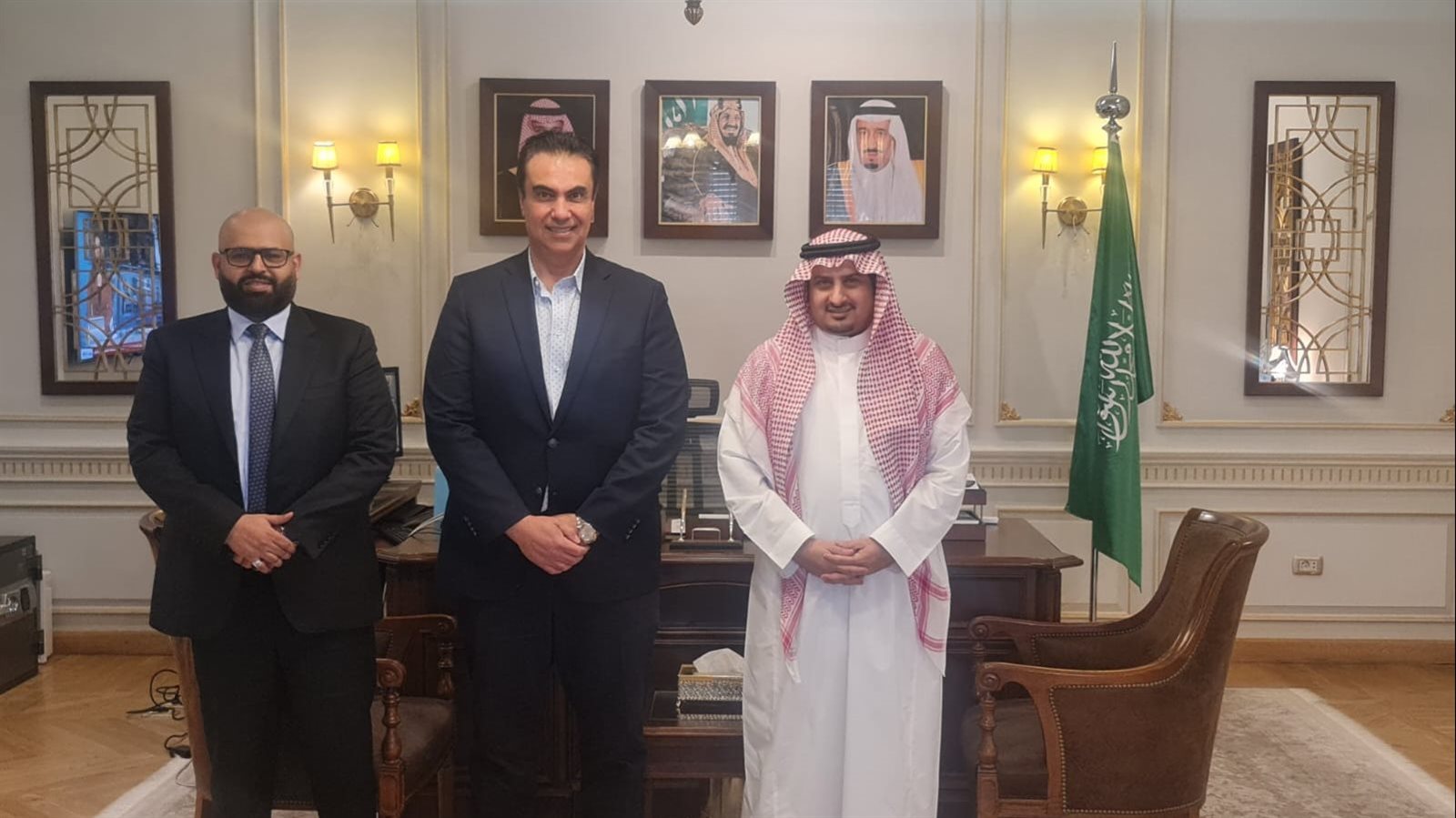 قنصل السعودية مع رئيس غر فة شركات السياحة