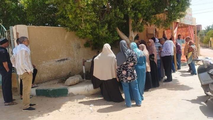 اقبال المواطنين علي المنافذ