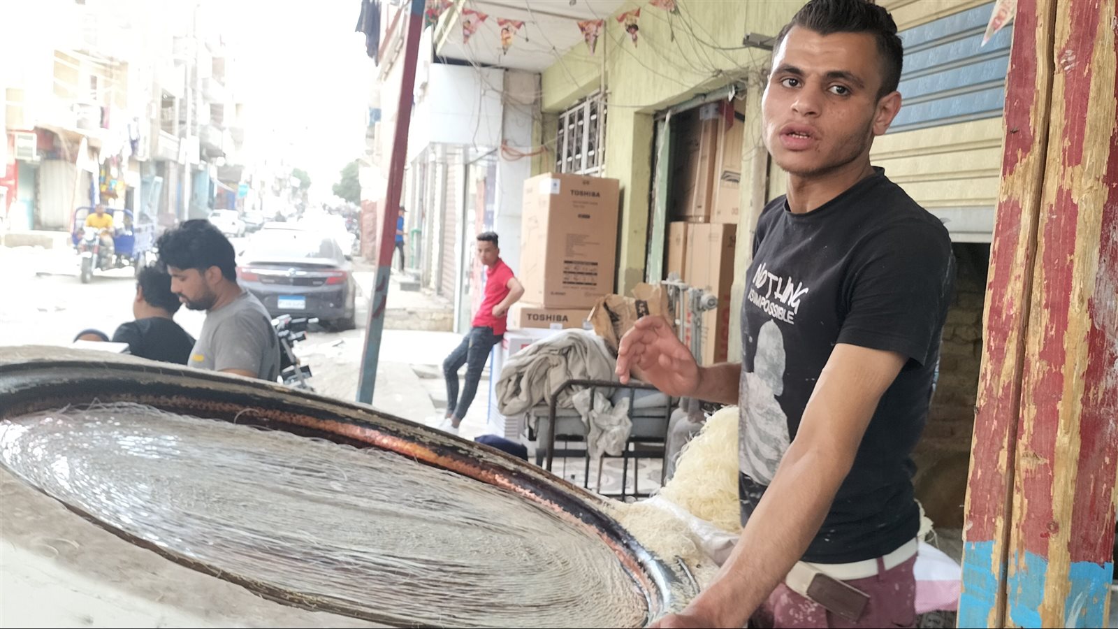 حفيد أم ناصر أثناء  تصنيعه الكنافة البلدى
