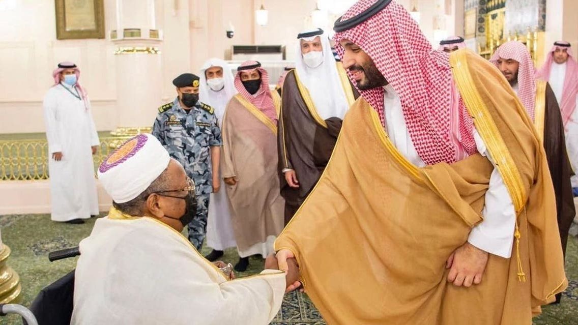 الأمير محمد بن سلمان يصافح أحد الأغاوات في المسجد النبوي