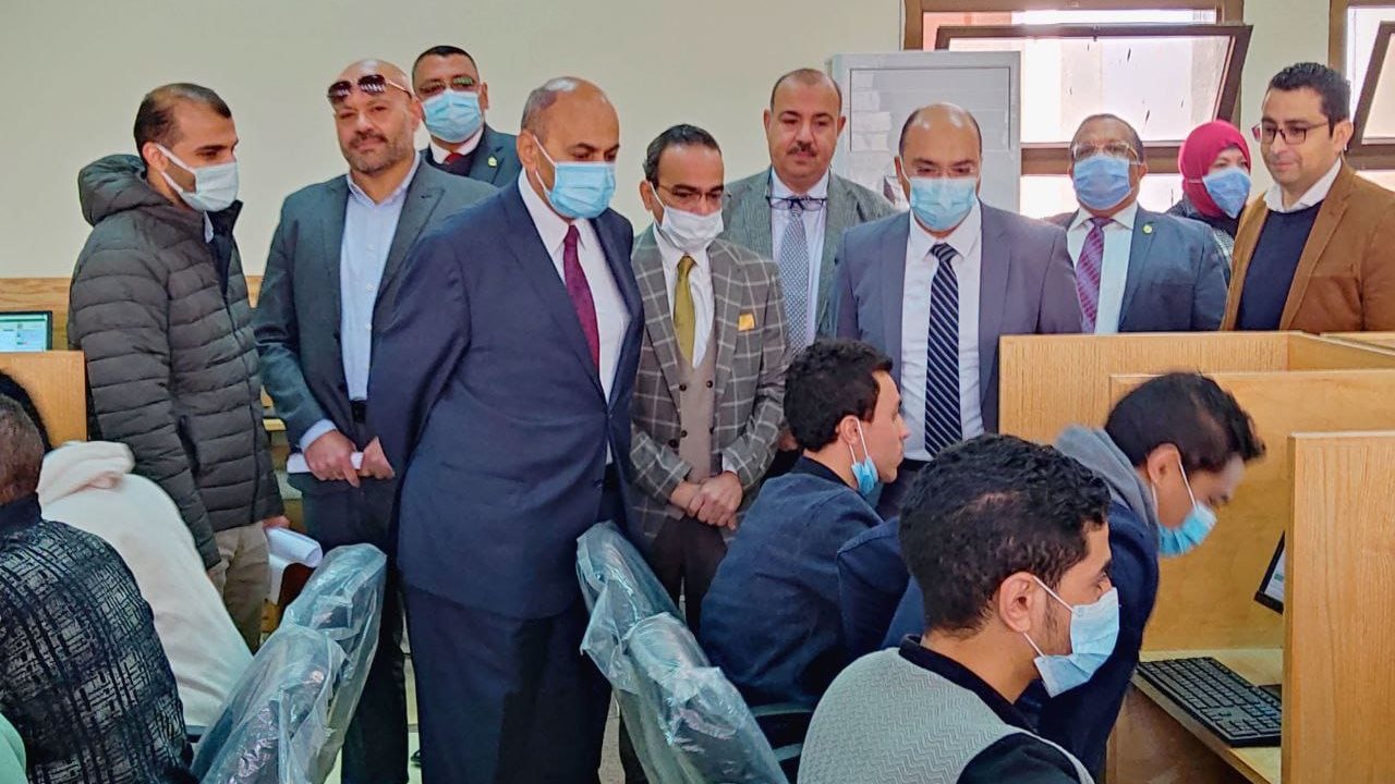 امتحانات طلاب طب المنيا 