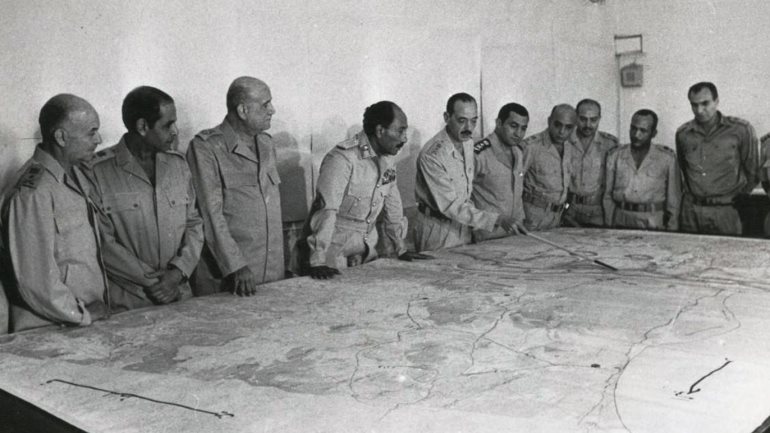 صورة تجمع الرئيس السادات وقادة القوات المسلحة