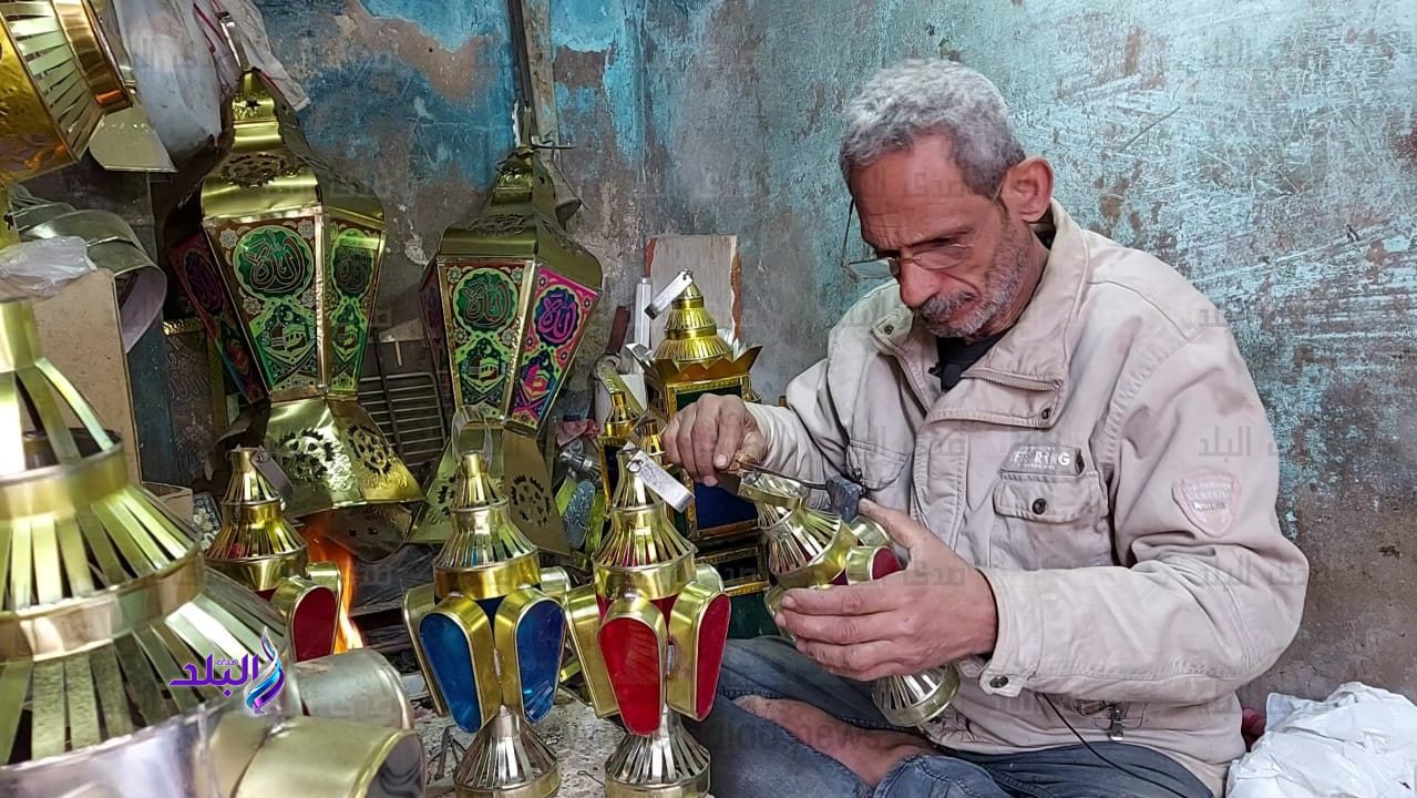 عم مجدي أبو الخير أقدم صانع فوانيس رمضان