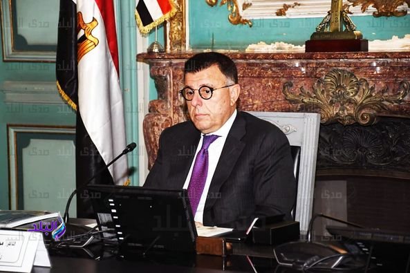 رئيس جامعة عين شمس يجري حواراً مع أعضاء هيئة التدريس المبعوثين