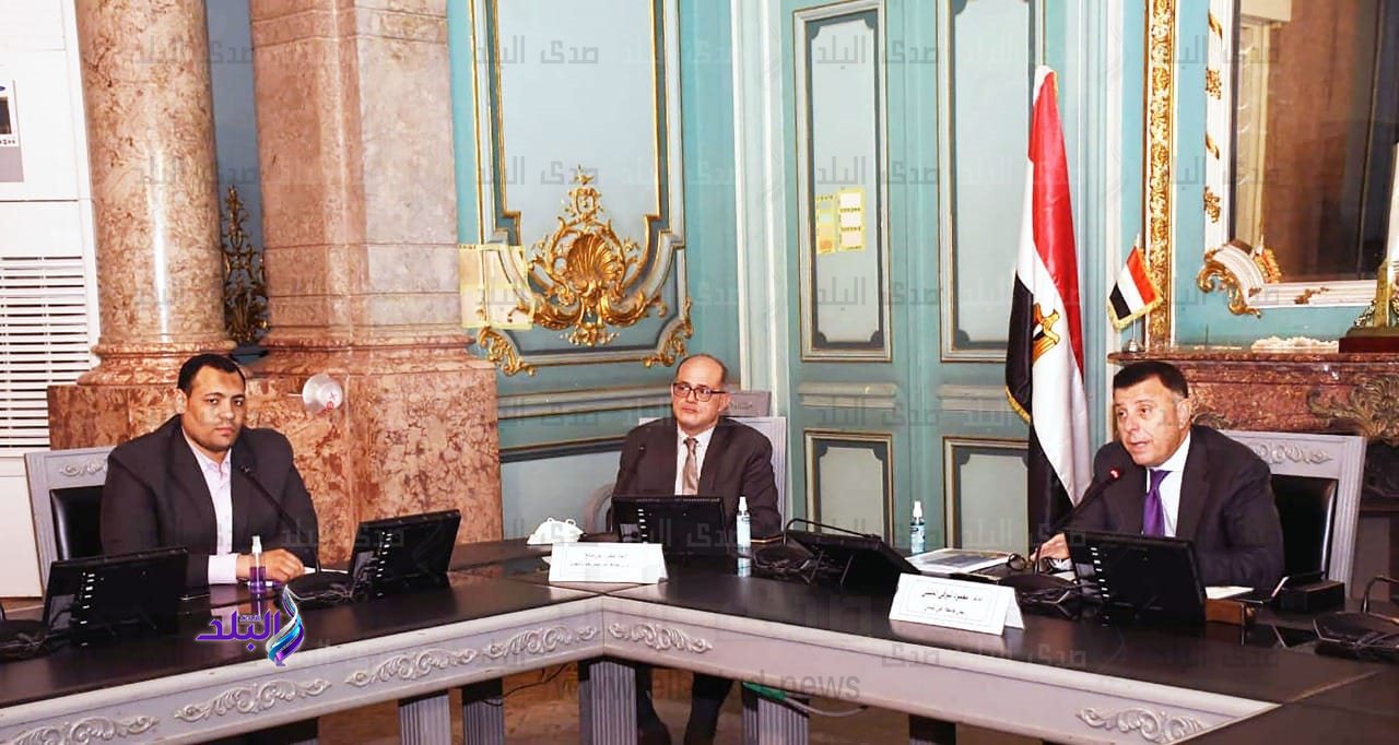 رئيس جامعة عين شمس يجري حواراً مع أعضاء هيئة التدريس المبعوثين