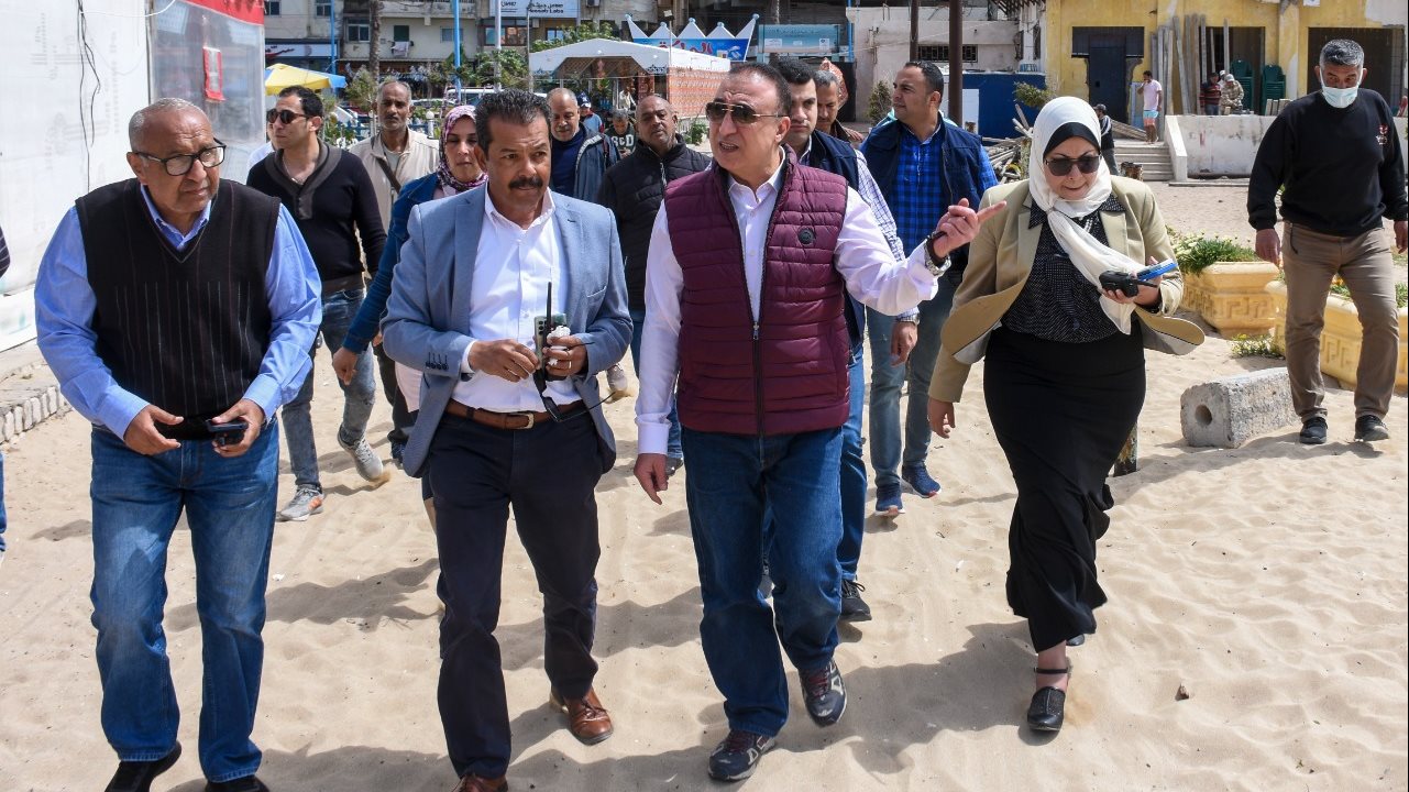 اللواء محمد الشريف محافظ الإسكندرية يعاين شاطئ الأنفوشي
