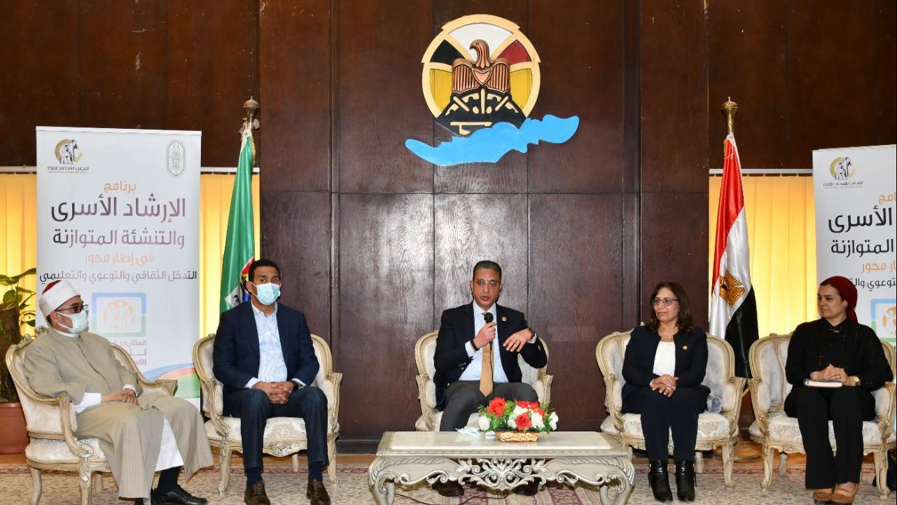 محافظ الفيوم أثناء اللقاء