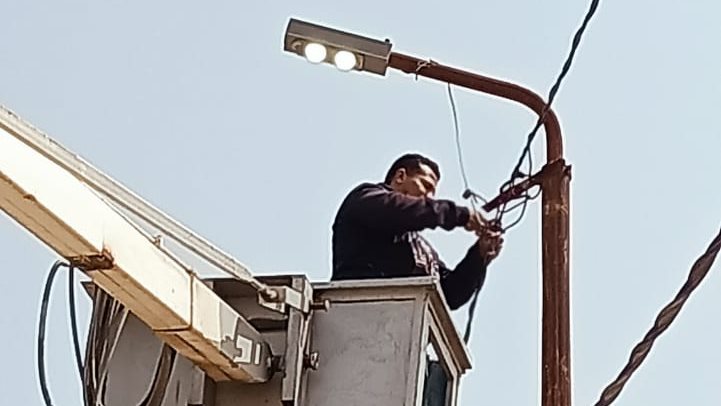 تركيب أعمدة إنارة جديدة موفرة في الإسكندرية