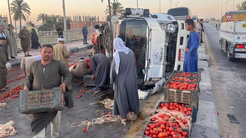 إنقلاب سيارة نقل محملة بالطماطم بأسيوط 