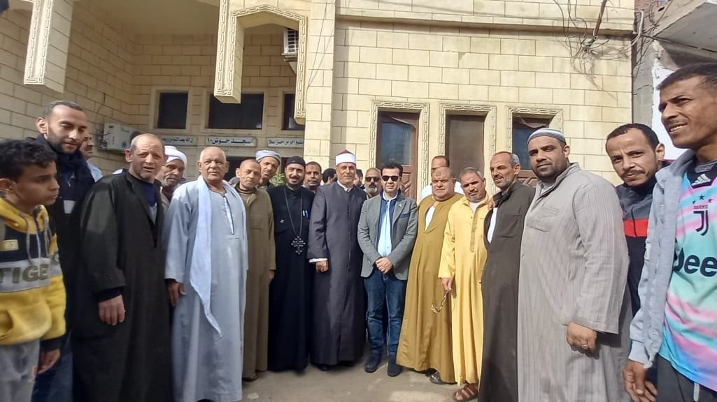 نائب قبطي يفرش مسجد شرقي الإسكندرية