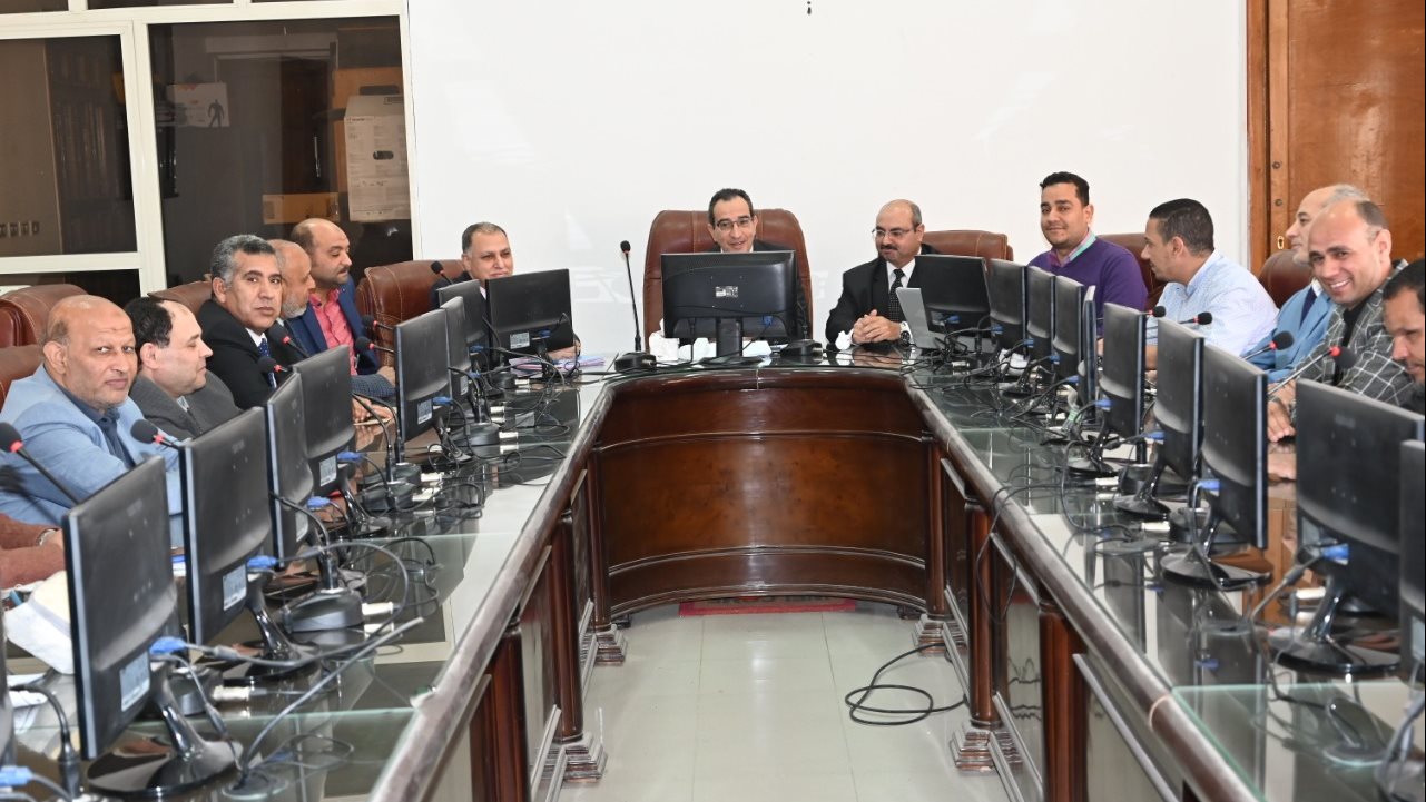 رئيس جامعة الفيوم أثناء حضوره الاجتماعات 