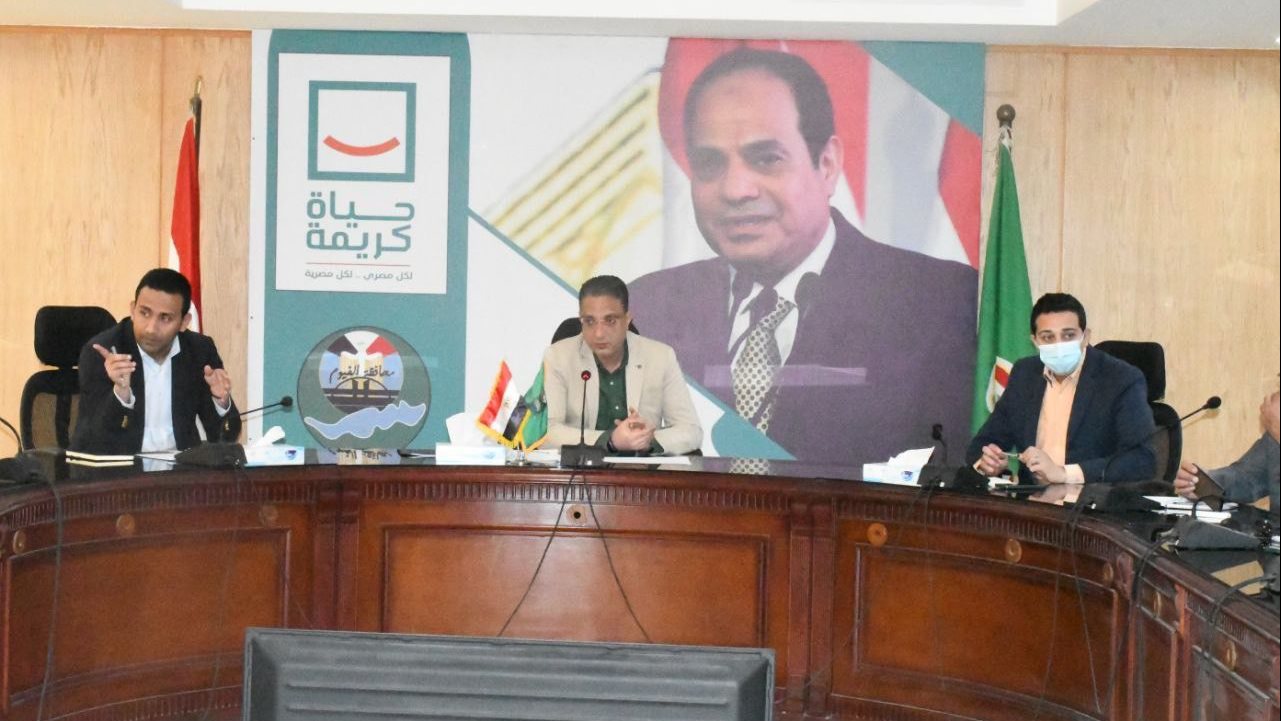 محافظ الفيوم أثناء اللقاء