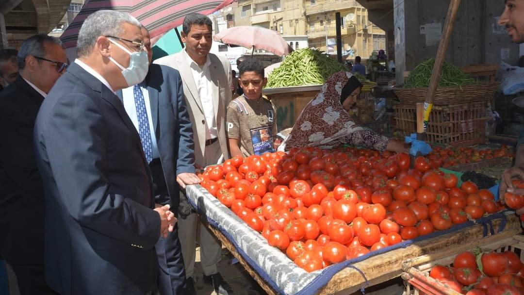 محافظ المنيا يتفقد سوق الخضار 