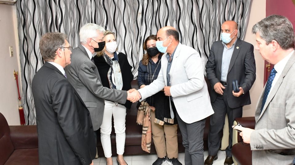 سفراء فرنسا وبلجيكا يزوا مصابى حادث أبو سمبل بالمستشفى 
