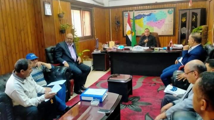 محافظ الفيوم أثناء اللقاء