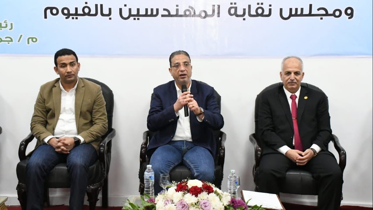محافظ الفيوم أثناء اللقاء