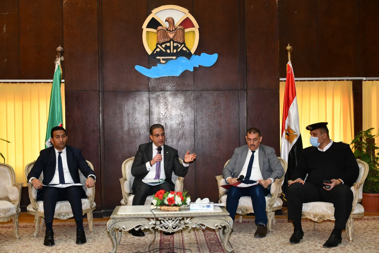 محافظ الفيوم أثناء الأجتماع