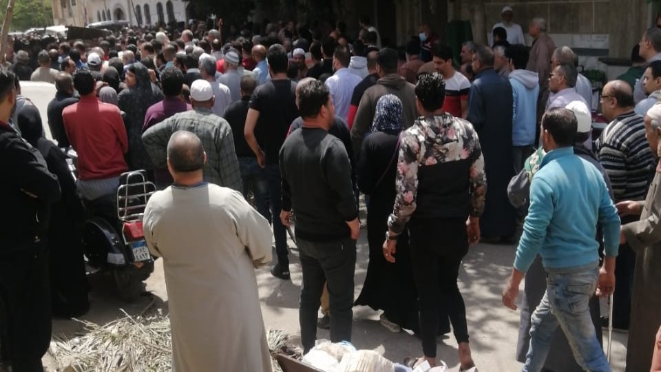 شاهد .. أهالي طنطا يشيعون جثماني سيده وابنتها ضحايا القتل