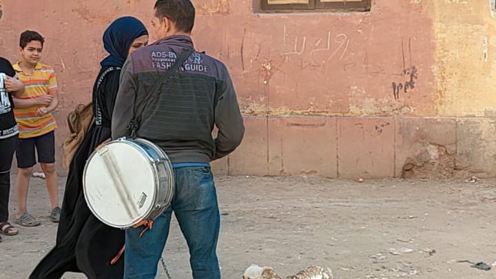 شاهد .. احتفالا بشهر رمضان..مسرح متجول للحاوي والكلبة"بافسي"