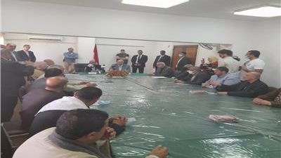 محافظ القاهرة ووزير التنمية خلال اجتماعما بالتجار