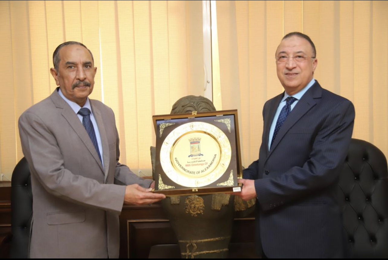 اللواء محمد الشريف يكرم سكرتير عام المحافظة السابق 