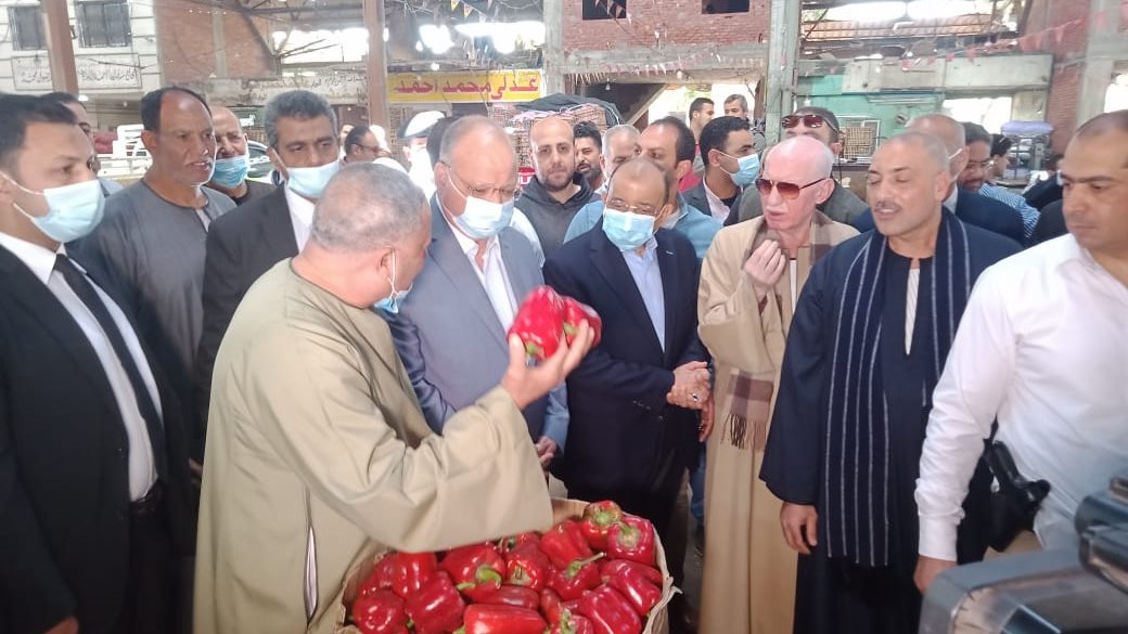 محافظ القاهرة ووزير التنمية في سوق العبور محافظ القاهرة ووزير التنمية في سوق العبور