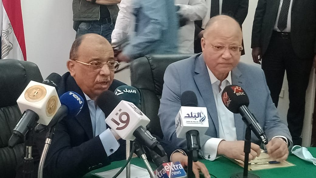 محافظ القاهرة ووزير التنمية خلال اجتماعما بالتجار محافظ القاهرة ووزير التنمية خلال اجتماعما بالتجار