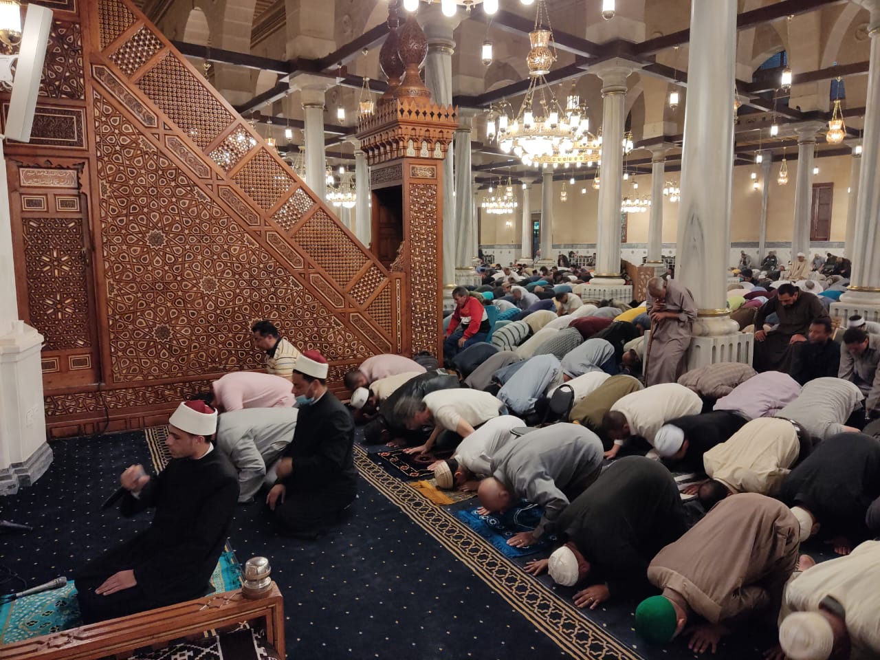 صلاة التراويح من مسجد الحسين.. فيديو وصور