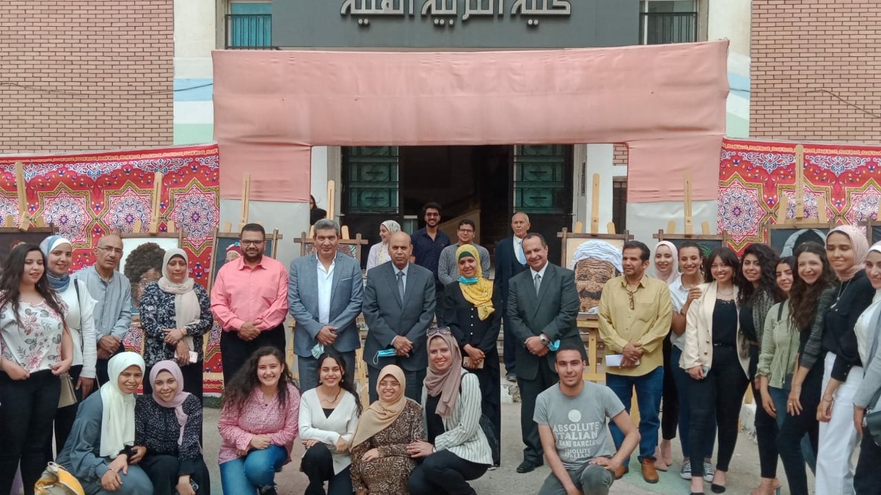 رئيس الجامعه بمعرض التربية الفنية 
